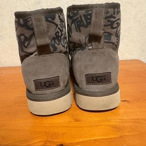 UGG Classic Street Graffiti Mini Ankle Boot EUC Womens Size 9 SN1105443 - Picture 4 of 11